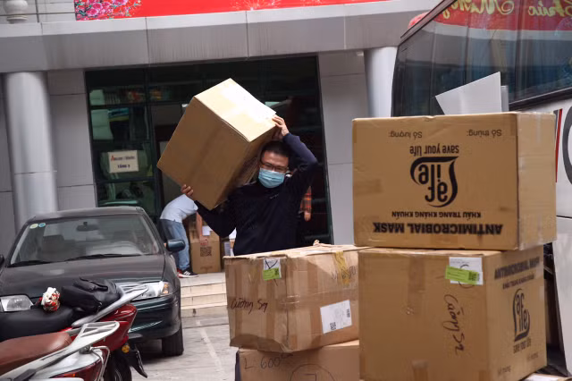 COVID-19: Chu tich VUSTA Phan Xuan Dung trao tang vat tu y te cho tinh Hai Duong-Hinh-5