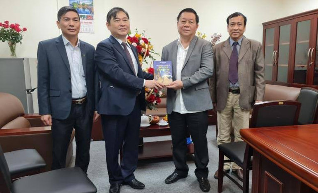 Chủ tịch VUSTA Phan Xuân Dũng chúc mừng tân Trưởng ban Tuyên giáo Trung ương - Hình 2 Chu tich VUSTA Phan Xuan Dung chuc mung tan Truong ban Tuyen giao Trung uong-Hinh-2