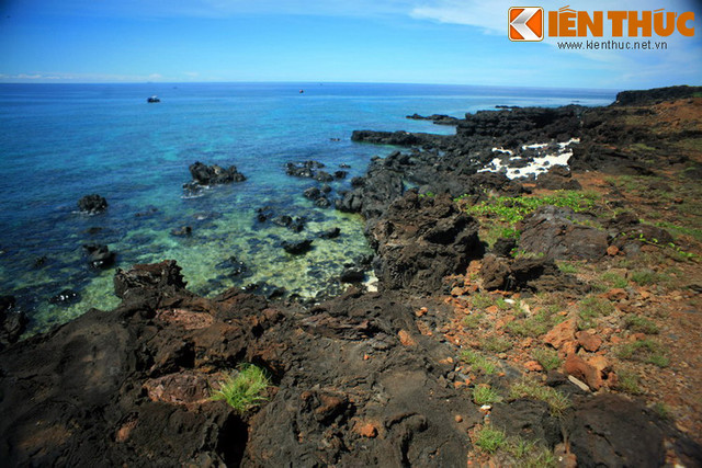 Cận cảnh vẻ đẹp hoang sơ của bãi đá nham thạch đảo Bé - Hình 2 Can canh ve dep hoang so cua bai da nham thach dao Be-Hinh-2