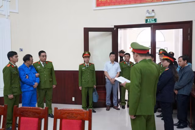 Giám đốc Đại học Huế bị bắt vì chiếm đoạt tiền của sinh viên Giam doc Dai hoc Hue bi bat vi chiem doat tien cua sinh vien