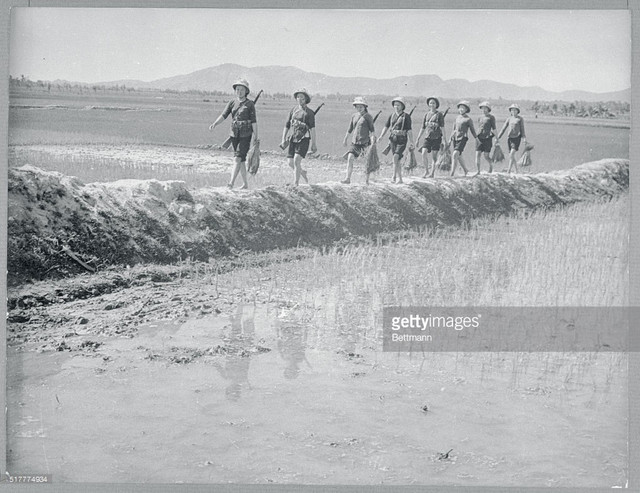 Ấn tượng bộ ảnh lịch sử mộc mạc về các nữ quân nhân Việt Nam thời chiến - Hình 10 An tuong bo anh lich su moc mac ve cac nu quan nhan Viet Nam thoi chien-Hinh-10