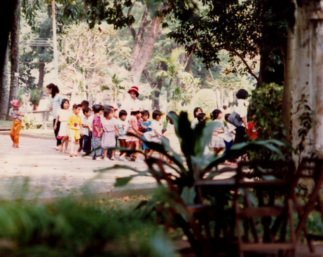 Ngắm trẻ em ở TP. HCM năm 1988 qua loạt ảnh của du khách Tây Ngam tre em o TP. HCM nam 1988 qua loat anh cua du khach Tay