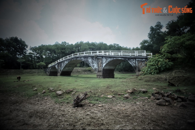 Bi an cong vien noi toa lac lang mo co xua o Hue-Hinh-9