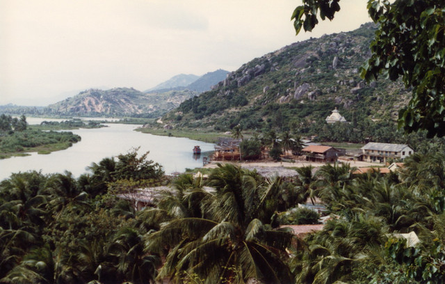 Loạt ảnh hiếm về phong cảnh Nha Trang năm 1988 qua ống kính khách quốc tế - Hình 9 Loat anh hiem ve phong canh Nha Trang nam 1988 qua ong kinh khach quoc te-Hinh-9