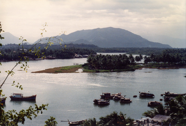 Loạt ảnh hiếm về phong cảnh Nha Trang năm 1988 qua ống kính khách quốc tế - Hình 8 Loat anh hiem ve phong canh Nha Trang nam 1988 qua ong kinh khach quoc te-Hinh-8