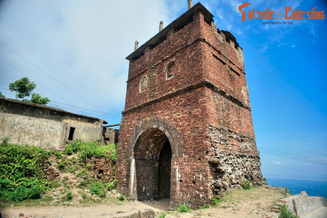 Ngắm những công trình kiến trúc được khắc vào Cửu Đỉnh nhà Nguyễn - Hình 9 Ngam nhung cong trinh kien truc duoc khac vao Cuu Dinh nha Nguyen-Hinh-9