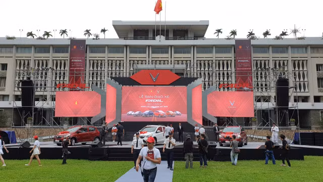 Vinfast giao tan tay 100 xe Fadil cho khach hang khu vuc phia Nam