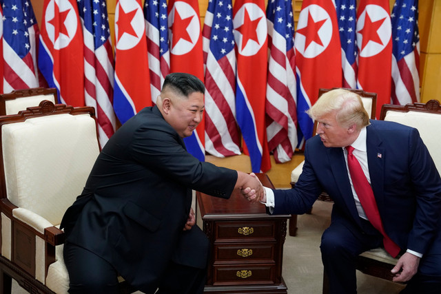 Cuộc gặp lịch sử của Tổng thống Mỹ Donald Trump và Chủ tịch Kim Jong-un tại Triều Tiên Cuoc gap lich su cua Tong thong My Donald Trump va Chu tich Kim Jong-un tai Trieu Tien