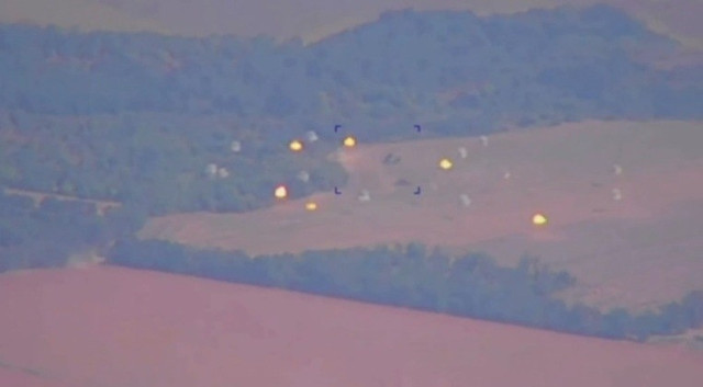 Vụ nổ đầu đạn chùm từ cuộc tấn công của Iskander-M vào các khẩu đội Patriot. ten-lua3.jpg