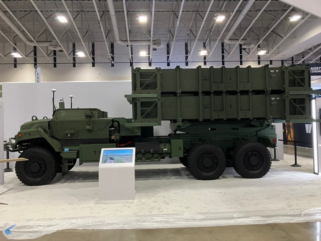 DeepFires của Raytheon tại hội nghị chuyên đề thường niên của Hiệp hội Lục quân Mỹ (AUSA). Xe được trang bị bệ phóng tên lửa Patriot bốn viên. img-1036.jpg
