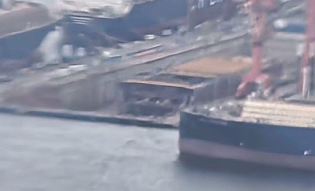 Những hình ảnh đầu tiên về tàu sân bay mới đang được chế tạo. nhung-hinh-anh-dau-tien-cua-tau-san-bay-dang-xay-dung-o-dalian.jpg