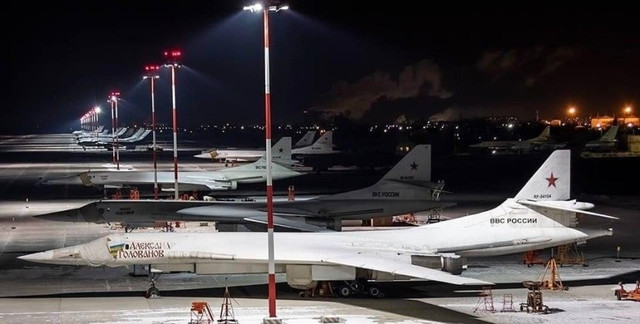 Máy bay ném bom chiến lược Tu-160 của Nga