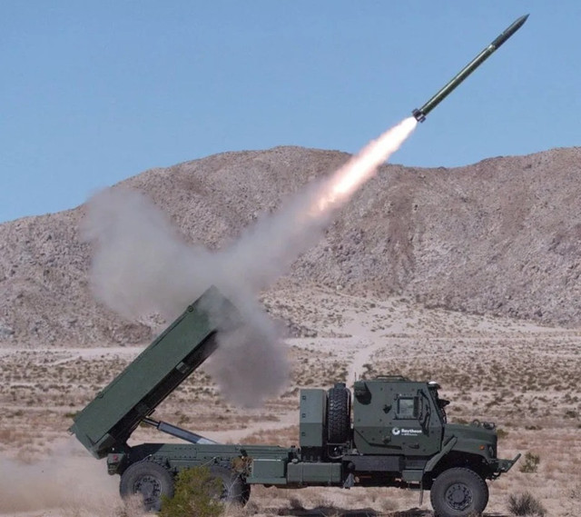 Xe phóng không người lái của Raytheon đã phóng một tên lửa tầm ngắn liên hợp (JR3) trong cuộc tập trận thử nghiệm Dự án Convergence-Capstone 5 (PC-C5) gần đây của Lục quân Mỹ. Xe phóng không người lái này cũng là một sản phẩm hợp tác phát triển với Forterra và Oshkosh Defense. jr3.jpg
