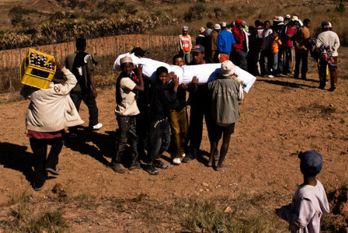 Ám ảnh lễ đào mộ, nhảy múa cùng xương người chết ở Madagascar - Hình 7 Am anh le dao mo, nhay mua cung xuong nguoi chet o Madagascar-Hinh-7