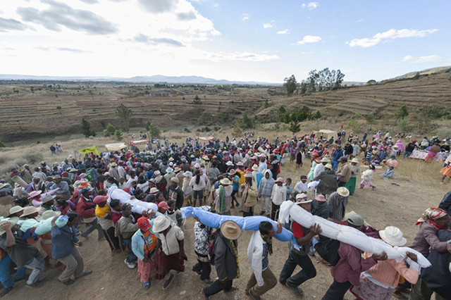 Ám ảnh lễ đào mộ, nhảy múa cùng xương người chết ở Madagascar - Hình 12 Am anh le dao mo, nhay mua cung xuong nguoi chet o Madagascar-Hinh-12