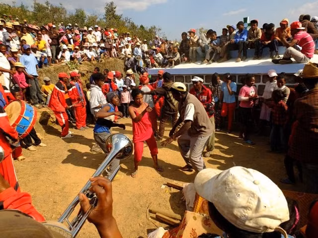 Am anh le dao mo, nhay mua cung xuong nguoi chet o Madagascar-Hinh-6