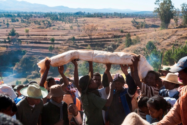 Ám ảnh lễ đào mộ, nhảy múa cùng xương người chết ở Madagascar - Hình 2 Am anh le dao mo, nhay mua cung xuong nguoi chet o Madagascar-Hinh-2