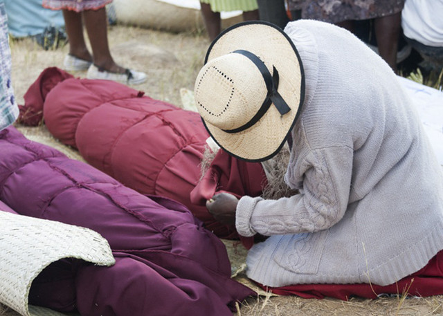 Ám ảnh lễ đào mộ, nhảy múa cùng xương người chết ở Madagascar - Hình 15 Am anh le dao mo, nhay mua cung xuong nguoi chet o Madagascar-Hinh-15