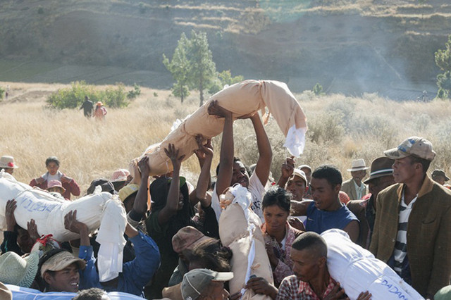 Ám ảnh lễ đào mộ, nhảy múa cùng xương người chết ở Madagascar - Hình 14 Am anh le dao mo, nhay mua cung xuong nguoi chet o Madagascar-Hinh-14
