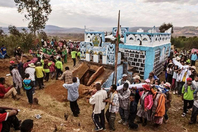Ám ảnh lễ đào mộ, nhảy múa cùng xương người chết ở Madagascar - Hình 9 Am anh le dao mo, nhay mua cung xuong nguoi chet o Madagascar-Hinh-9