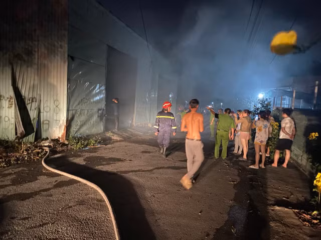 HOT: Dang chay kho phe lieu o xa Thien Tan, Vinh Cuu, Dong Nai-Hinh-7