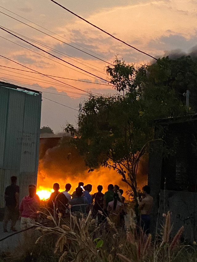 HOT: Đang cháy kho phế liệu ở xã Thiện Tân, Vĩnh Cửu, Đồng Nai - Hình 2 HOT: Dang chay kho phe lieu o xa Thien Tan, Vinh Cuu, Dong Nai-Hinh-2
