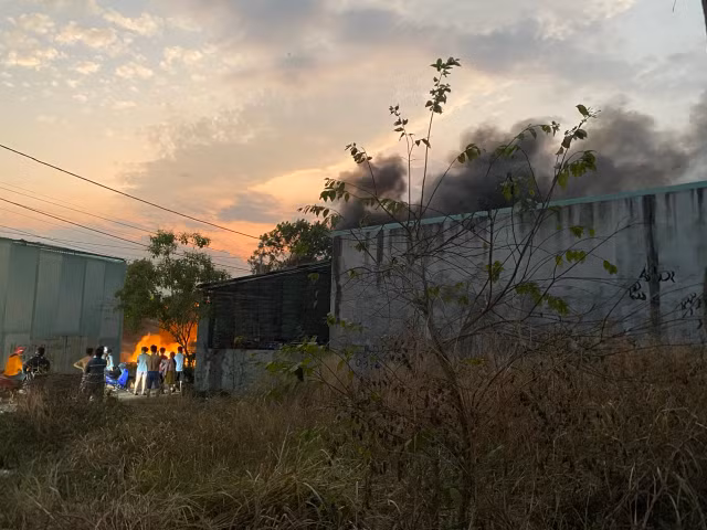 HOT: Dang chay kho phe lieu o xa Thien Tan, Vinh Cuu, Dong Nai