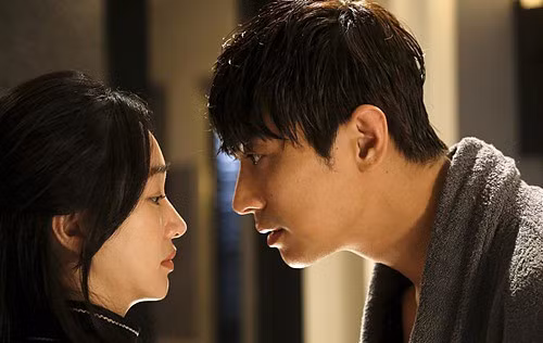 Chiec ao lot duoi gam giuong va loi thu nhan kinh hoang cua vo