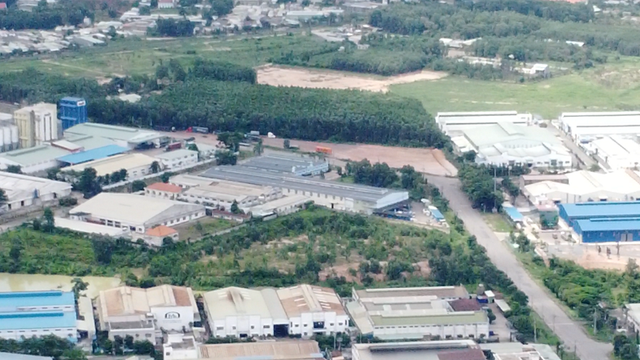 Dong Nai: Can canh Khu cong nghiep Ho Nai hon 2 thap ky van ngon ngang-Hinh-4