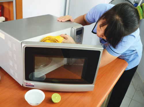 Mẹo loại bỏ nấm mốc trong lò vi sóng cực dễ - Hình 9 Meo loai bo nam moc trong lo vi song cuc de-Hinh-9