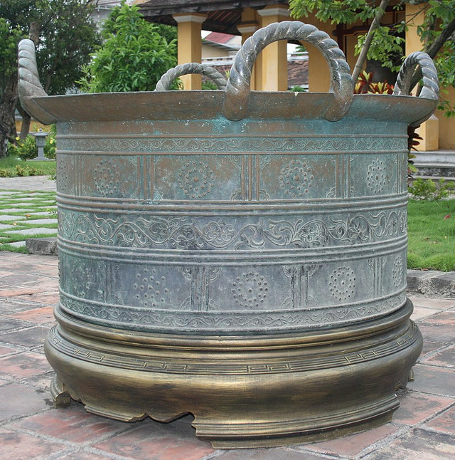 Báu vật vạc đồng đỉnh cao thời chúa Nguyễn - Hình 2 Bau vat vac dong dinh cao thoi chua Nguyen-Hinh-2