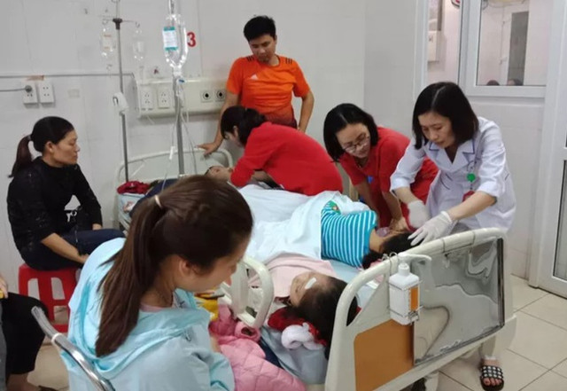 Nghi ngộ độc sau bữa ăn trưa, hàng chục trẻ mầm non nhập viện Nghi ngo doc sau bua an trua, hang chuc tre mam non nhap vien
