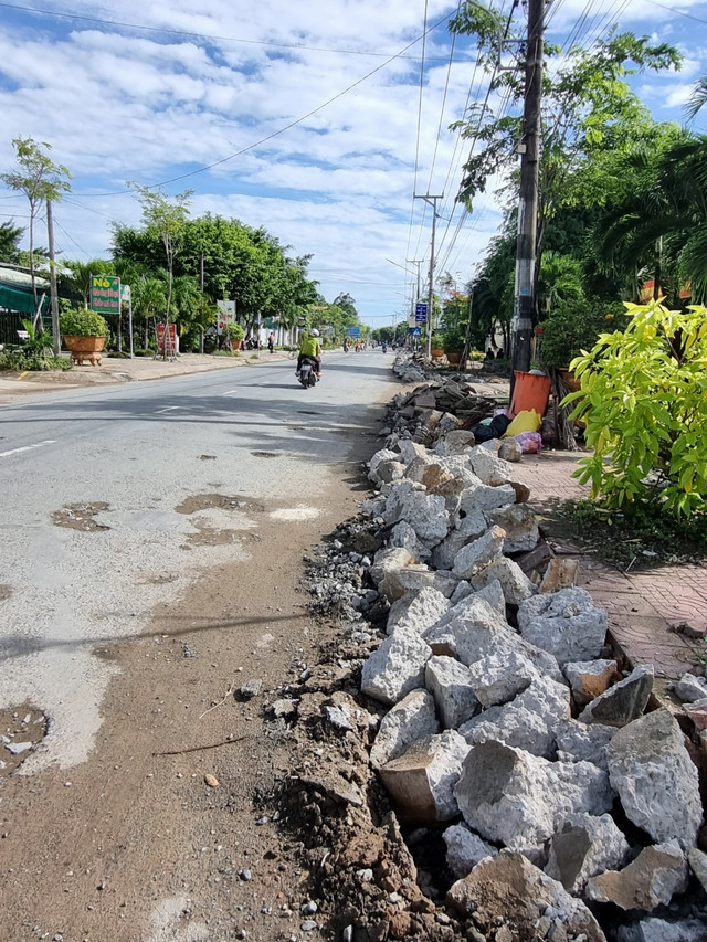 Tra Vinh: Cong truong thi cong duong 3/2 ngon ngang vat lieu, khong rao chan-Hinh-6