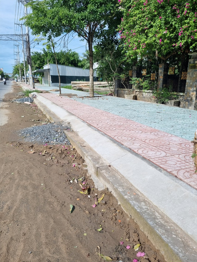 Tra Vinh: Cong truong thi cong duong 3/2 ngon ngang vat lieu, khong rao chan-Hinh-8