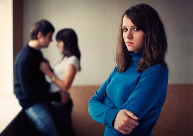 Soc ngat truoc de nghi cua chong xin kiem ‘rau sach’ vi ly do khong tuong