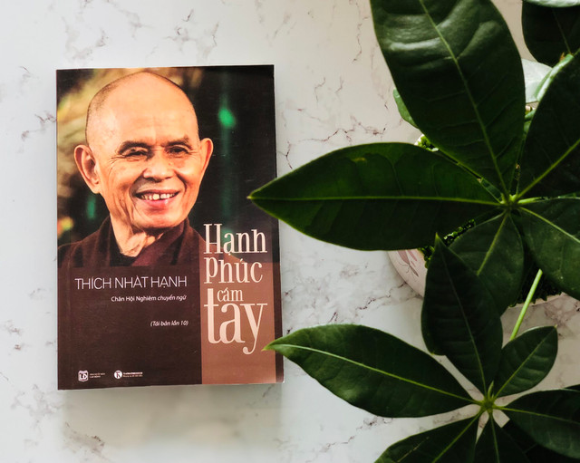 Thiền Sư Thích Nhất Hạnh dạy gì trong cuốn 'Hạnh phúc cầm tay'? - Hình 3 Thien Su Thich Nhat Hanh day gi trong cuon 'Hanh phuc cam tay'?-Hinh-3