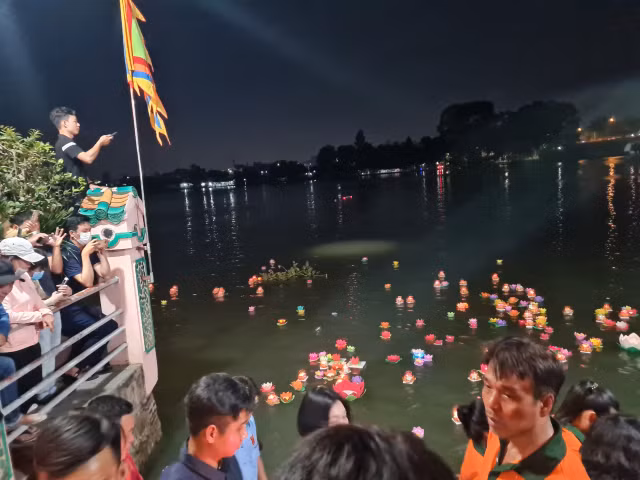 Le hoi chua Ong Cu Lao Pho: Nguoi dan no nuc tham du le tha hoa dang tren song Dong Nai-Hinh-31