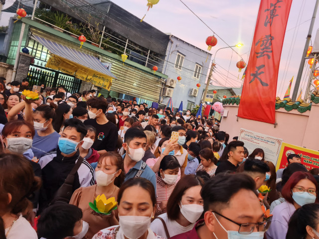 Le hoi chua Ong Cu Lao Pho: Nguoi dan no nuc tham du le tha hoa dang tren song Dong Nai-Hinh-19