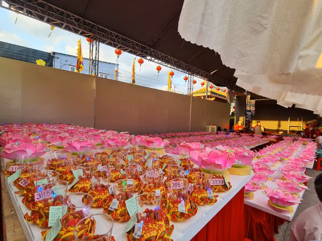 Le hoi chua Ong Cu Lao Pho: Nguoi dan no nuc tham du le tha hoa dang tren song Dong Nai-Hinh-13