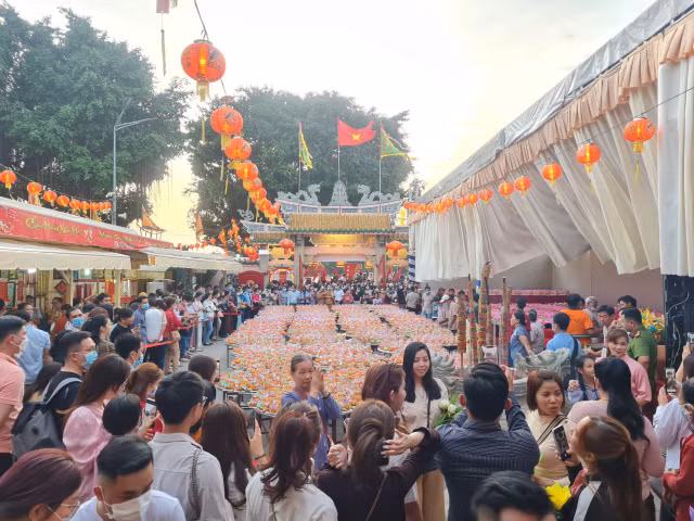 Le hoi chua Ong Cu Lao Pho: Nguoi dan no nuc tham du le tha hoa dang tren song Dong Nai-Hinh-6
