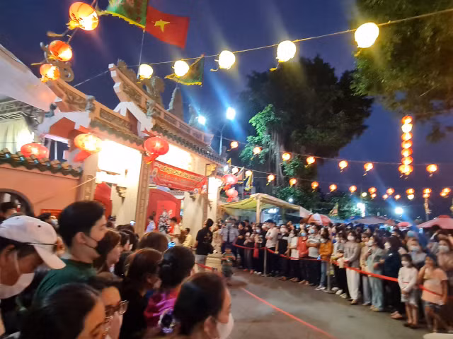 Le hoi chua Ong Cu Lao Pho: Nguoi dan no nuc tham du le tha hoa dang tren song Dong Nai-Hinh-20