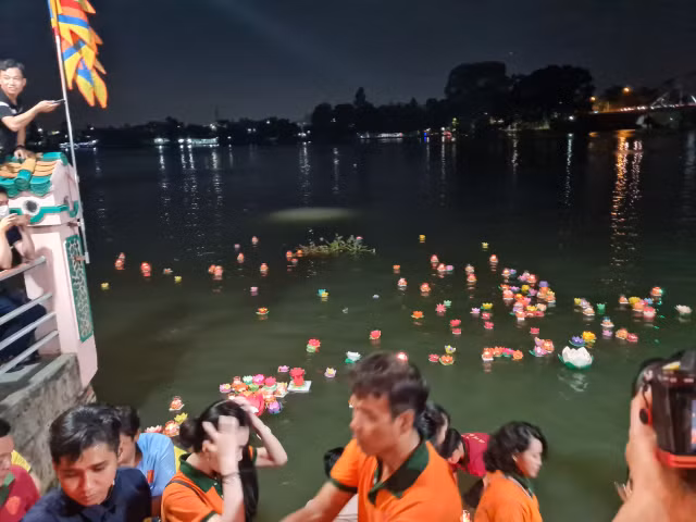 Le hoi chua Ong Cu Lao Pho: Nguoi dan no nuc tham du le tha hoa dang tren song Dong Nai-Hinh-32