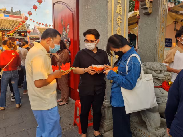 Le hoi chua Ong Cu Lao Pho: Nguoi dan no nuc tham du le tha hoa dang tren song Dong Nai-Hinh-16