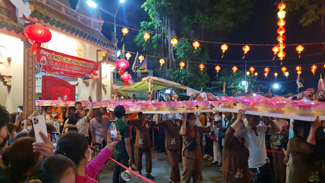 Le hoi chua Ong Cu Lao Pho: Nguoi dan no nuc tham du le tha hoa dang tren song Dong Nai-Hinh-26