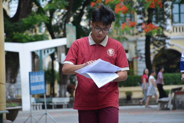 Si tu Sai Gon om ban khoc vi khong kip thoi gian lam bai