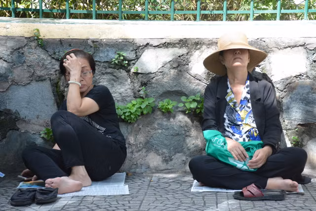 Ky thi THPT 2019: Buc anh me cam 2 bich sua ngong con truoc cong truong gay xuc dong-Hinh-3