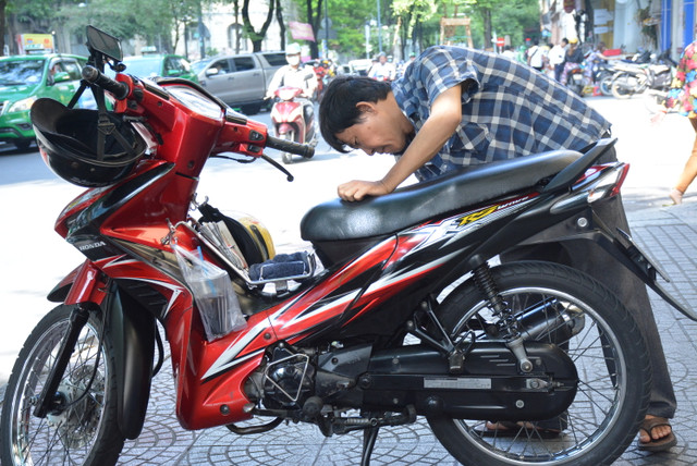 Ky thi THPT 2019: Buc anh me cam 2 bich sua ngong con truoc cong truong gay xuc dong