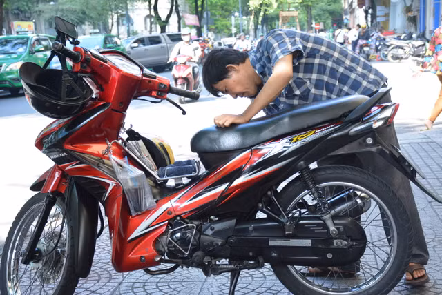 Ky thi THPT 2019: Buc anh me cam 2 bich sua ngong con truoc cong truong gay xuc dong