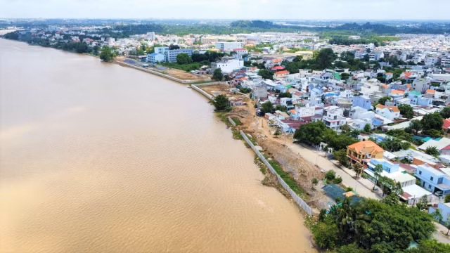Can canh du an duong ven song Dong Nai truoc nguy co cham tien do