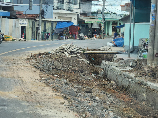 Dong Nai: Du an nang cap duong Huong lo 7, thi cong gan 3 nam van chua xong?-Hinh-12